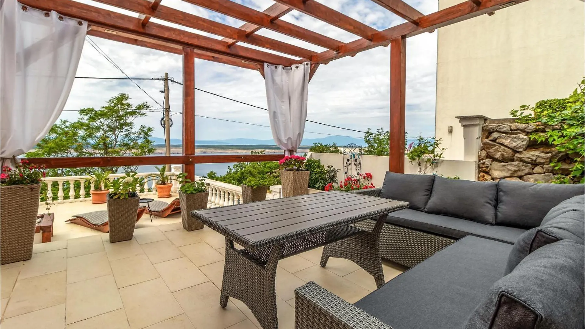Gorgeous Apartment In Dramalj With Kitchen