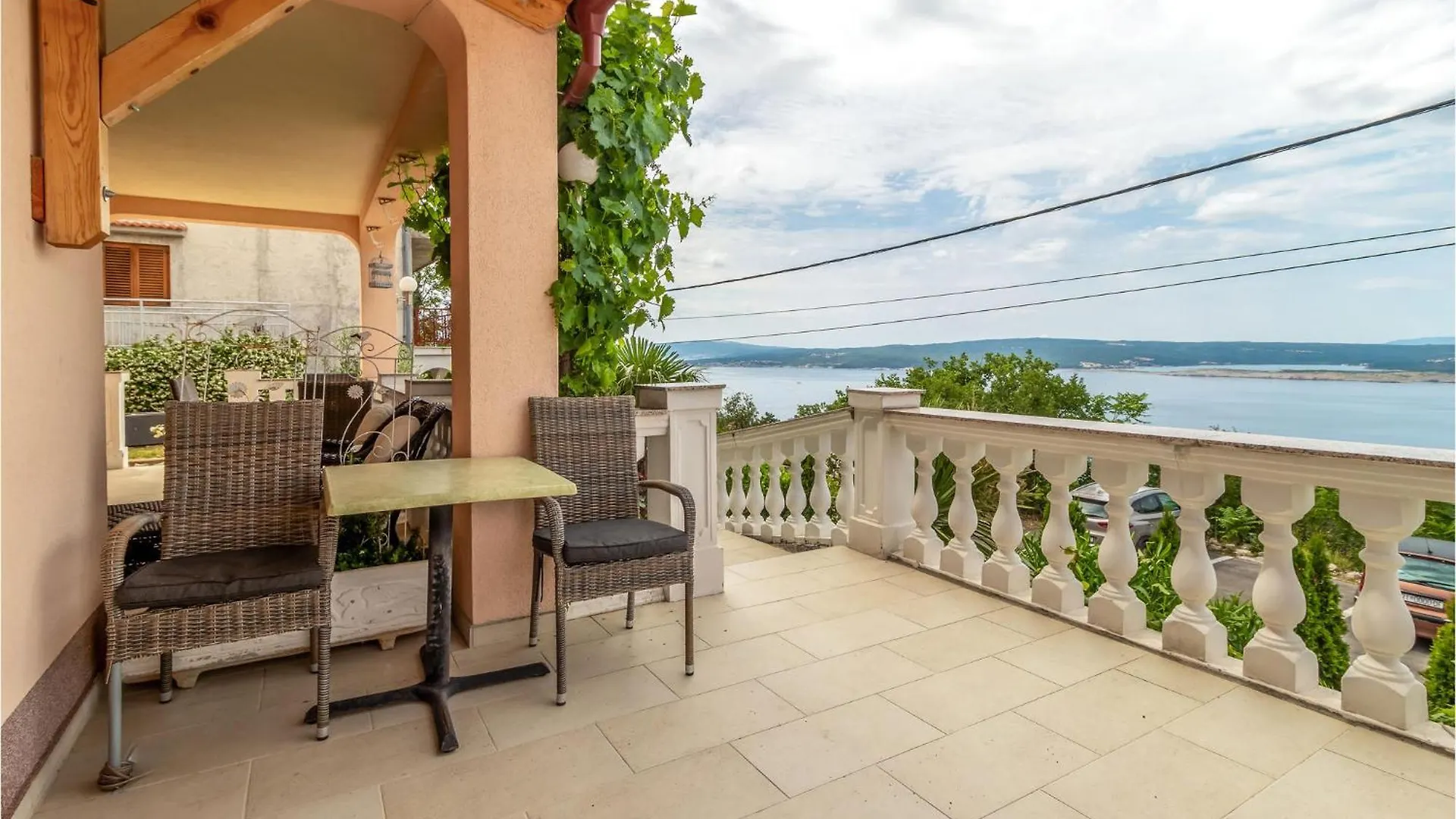 Gorgeous Apartment In Dramalj With Kitchen