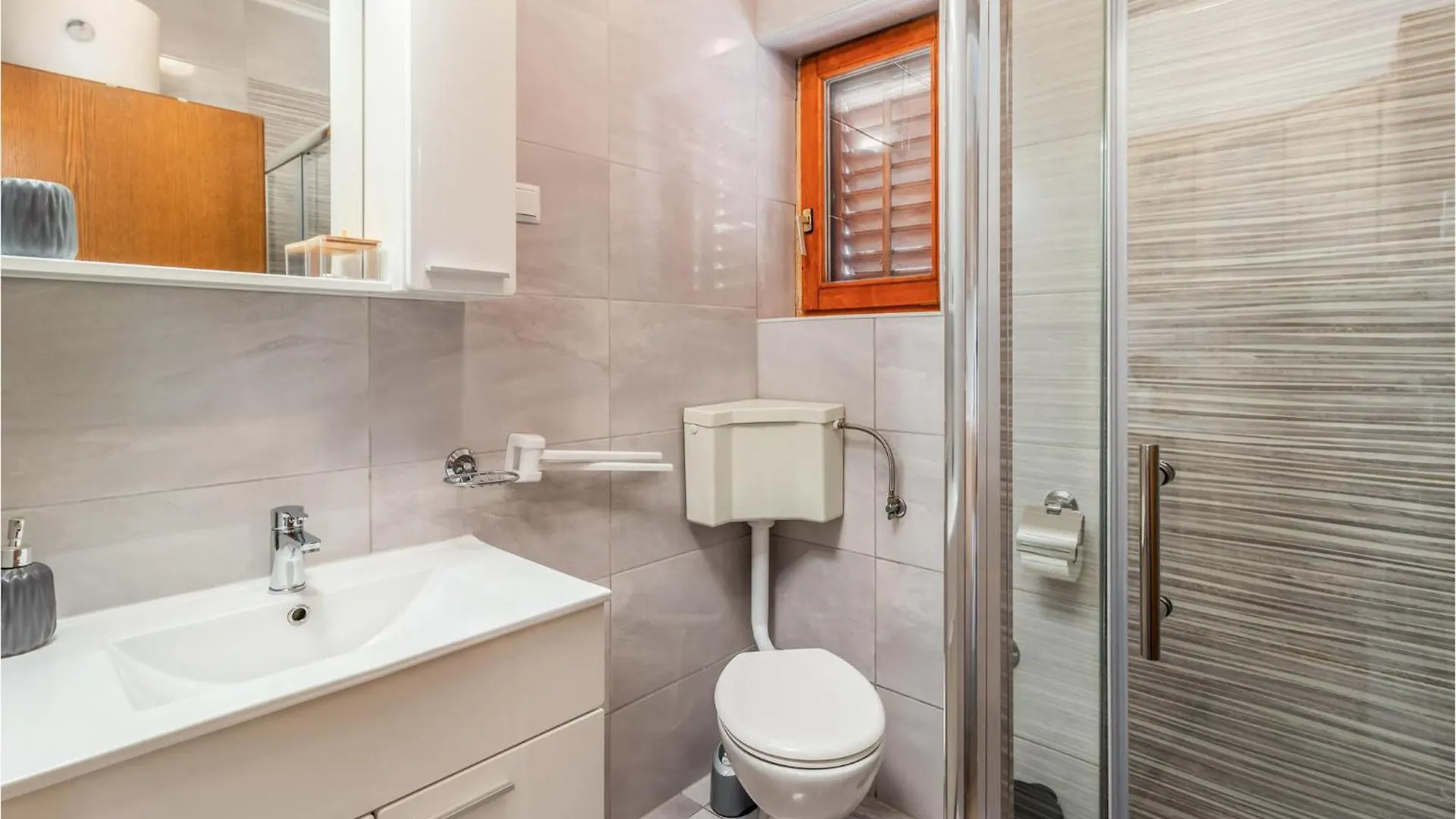 Gorgeous Apartment In Dramalj With Kitchen