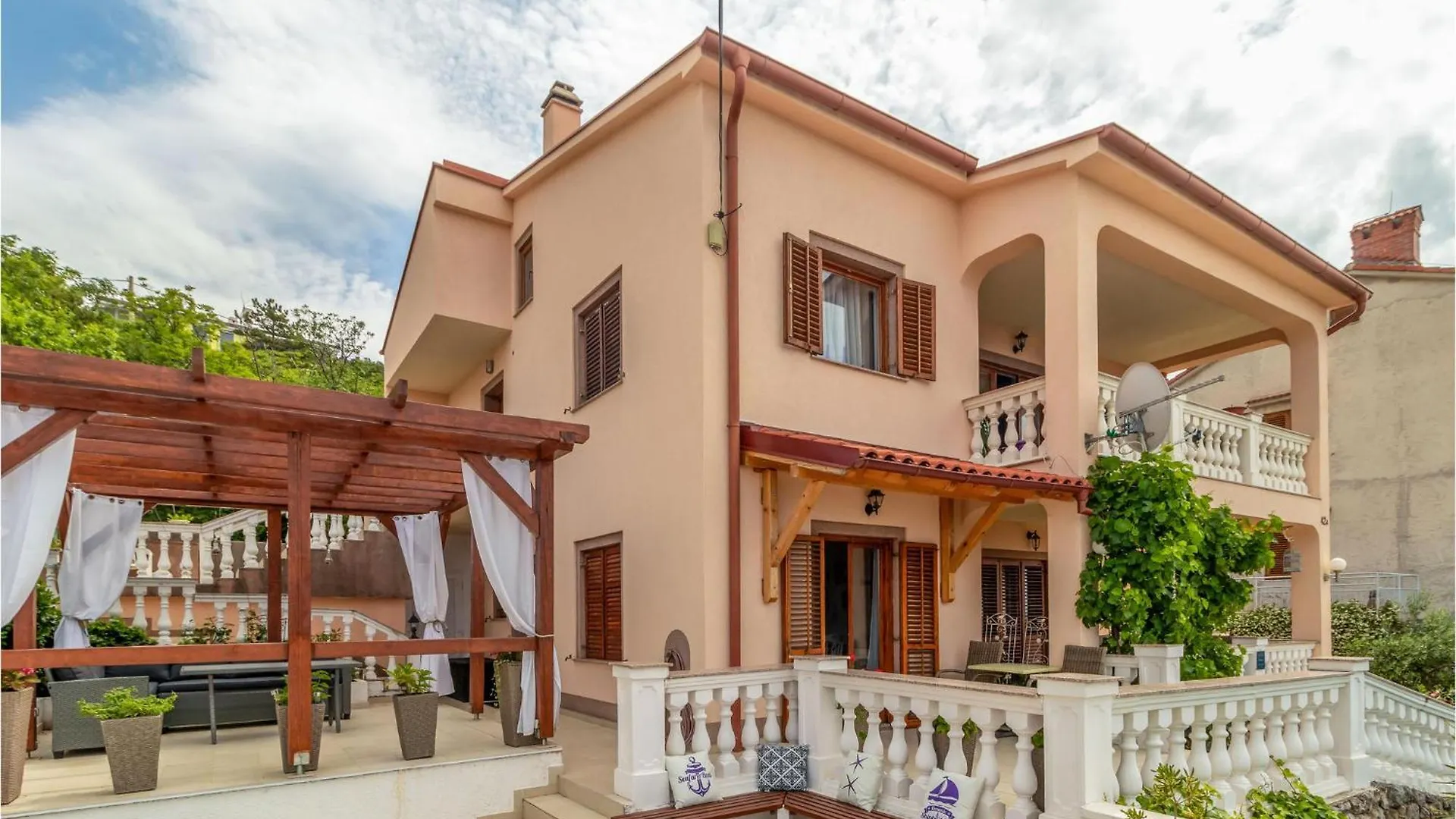 Gorgeous Apartment In Dramalj With Kitchen
